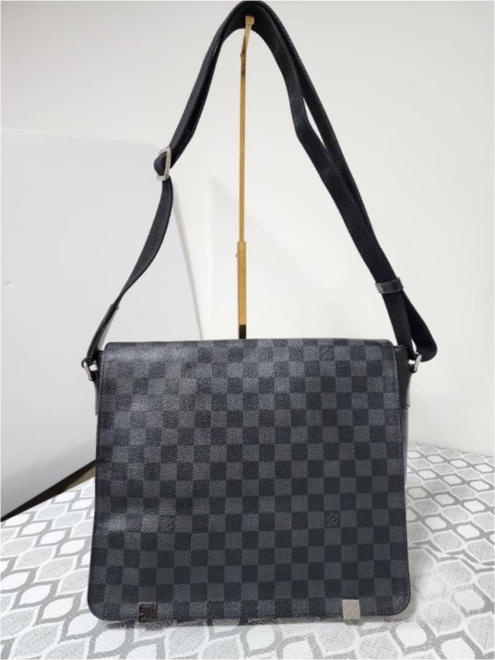 Authentic LOUIS VUITTON Damier Graphite District GM Men Messenger Bag Black/Grey